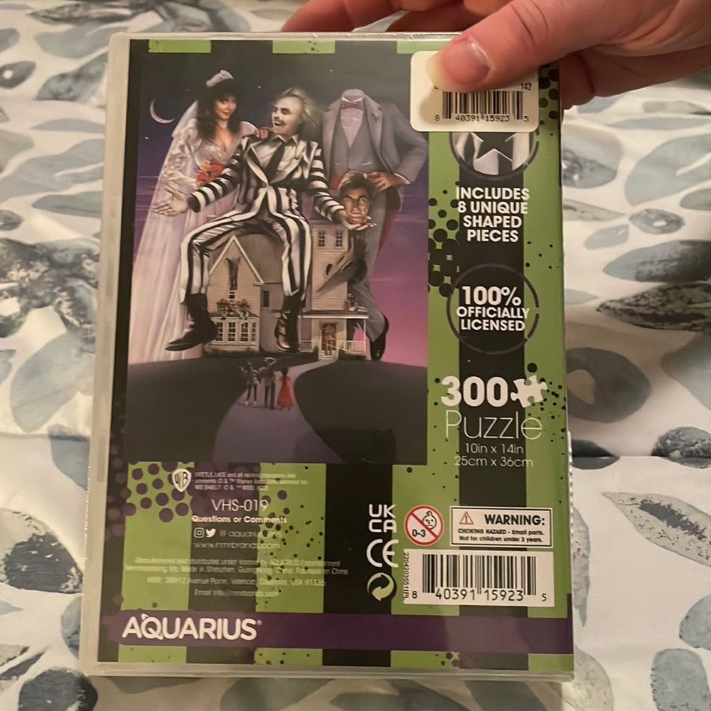 NWT OFFICIALLY LICENSED Beetlejuice 300 Piece Puzzle Movie Poster Horror - Picture 2 of 2